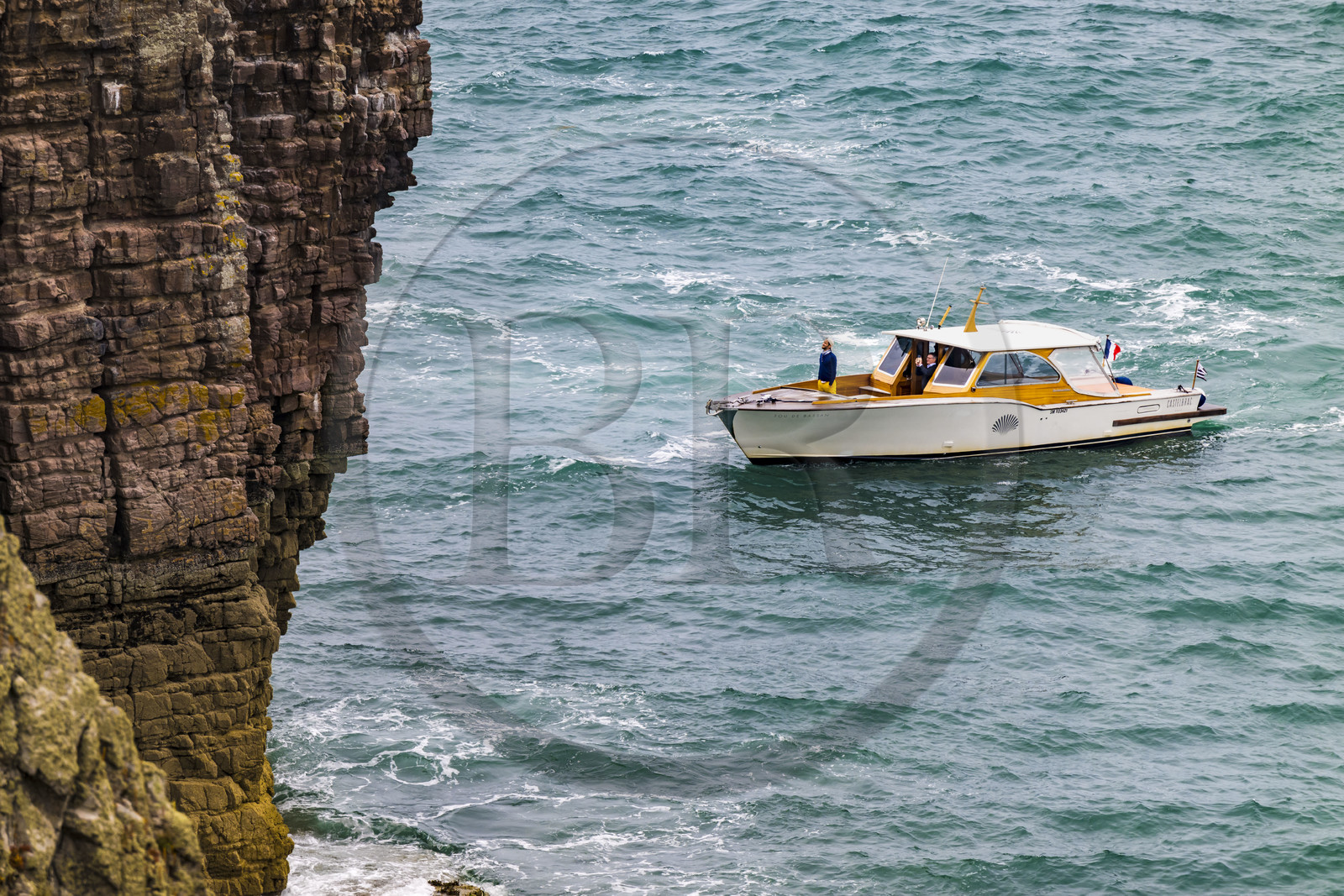 France, Côtes d'Armor (22), Grand Site de France Cap d'Erquy – Cap Fréhel, Plévenon, touriste en bateau au pied de la falaise du phare du Cap Fréhel