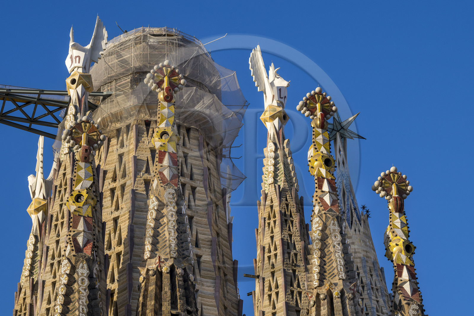 Espagne, Catalogne, Barcelone, quartier de l'Eixample, basilique de la Sagrada Familia de l'architecte du modernisme catalan Antoni Gaudi classée Patrimoine Mondial de l'UNESCO, campaniles surmontés de pinacles entourant le ciborium central et la future tour centrale