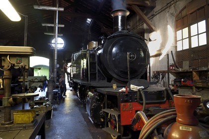France, Alpes-Maritimes (06), Puget Théniers, le Train des Pignes, locomotive en chauffe dans l'atelier de maintenance au dépôt de locomotives