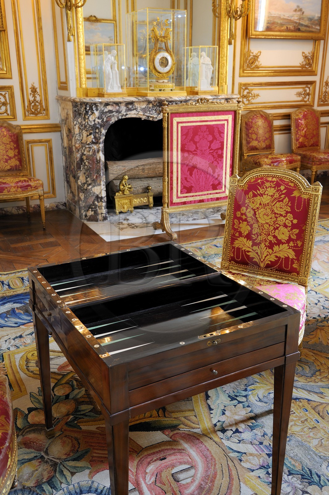 France, Yvelines (78), château de Versailles, classé Patrimoine Mondial de l'UNESCO, appartement privé du Roi, salon des jeux de Louis XVI, table de tric-trac