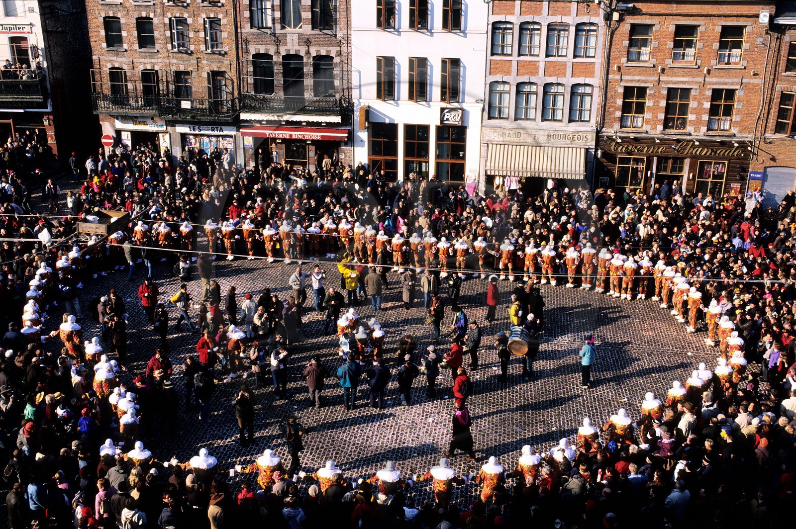 Belgique, Wallonie, Binche, carnaval de Binche, rondeau des Gilles devant l' hôtel-de-ville sur la Grand' place