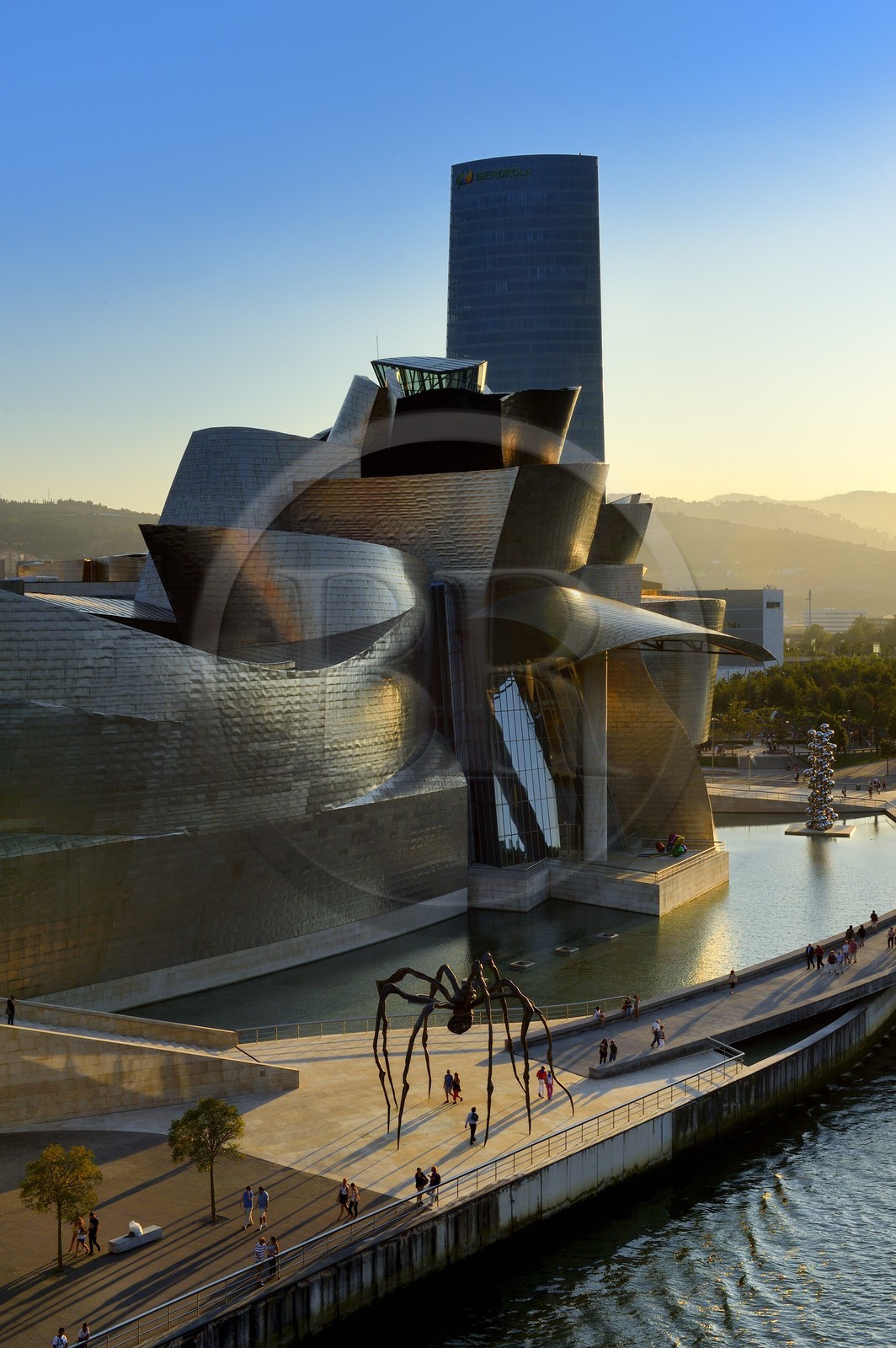 Espagne, Biscaye, Pays Basque espagnol, Bilbao, le musée Guggenheim de l'architecte Frank Gehry et la sculpture en forme d' Araignée de Louise Bourgeois intitulée Maman