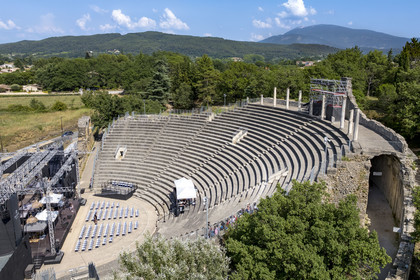 France, Vaucluse (84), Vaison-la-Romaine, site archéologique de Puymin, le theatre antique (Ier siècle) le Mont Ventoux en arrière-plan (vue aérienne)