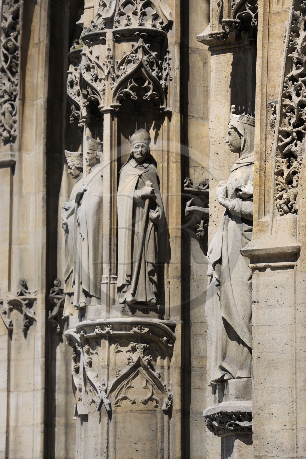 France, Paris (75), église Saint-Germain-l' Auxerrois le porche, Sainte Bathilde reine de France au premier plan