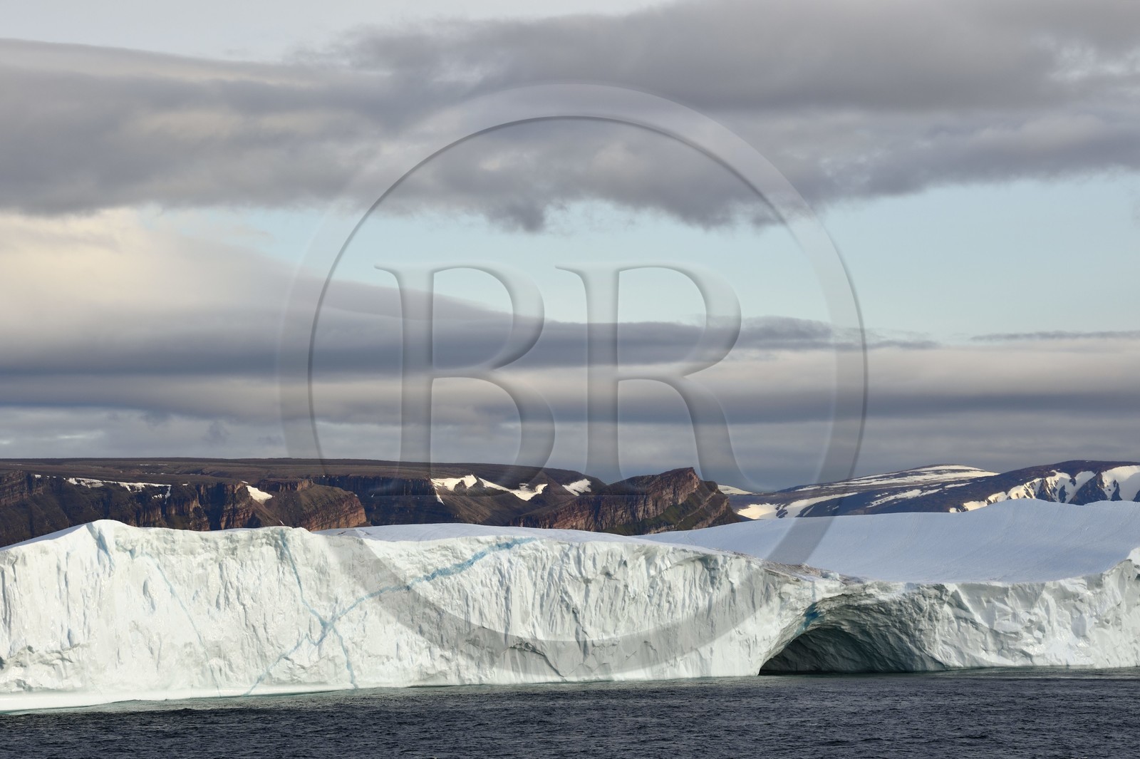 Groenland, cote ouest, baie de Baffin, Baie de North Star, icebergs à l'embouchure du fjord Wolstenholme