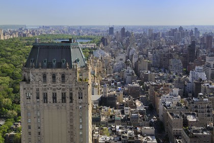 Etats-Unis, New York, Manhattan, Central Park vu depuis l'angle sud-est, le Hotel Pierre au premier plan à gauche et en arrière plan à droite l'Upper East side