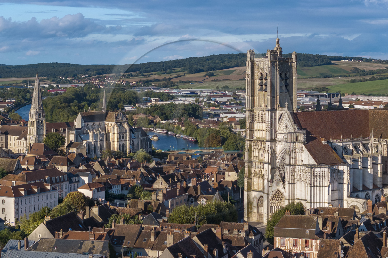France, Yonne (89), Auxerre, la cathédrale Saint-Etienne au premier plan, l'abbaye Saint-Germain au bord de l’Yonne et les collines qui entourent la ville en arrière plan (vue aérienne)