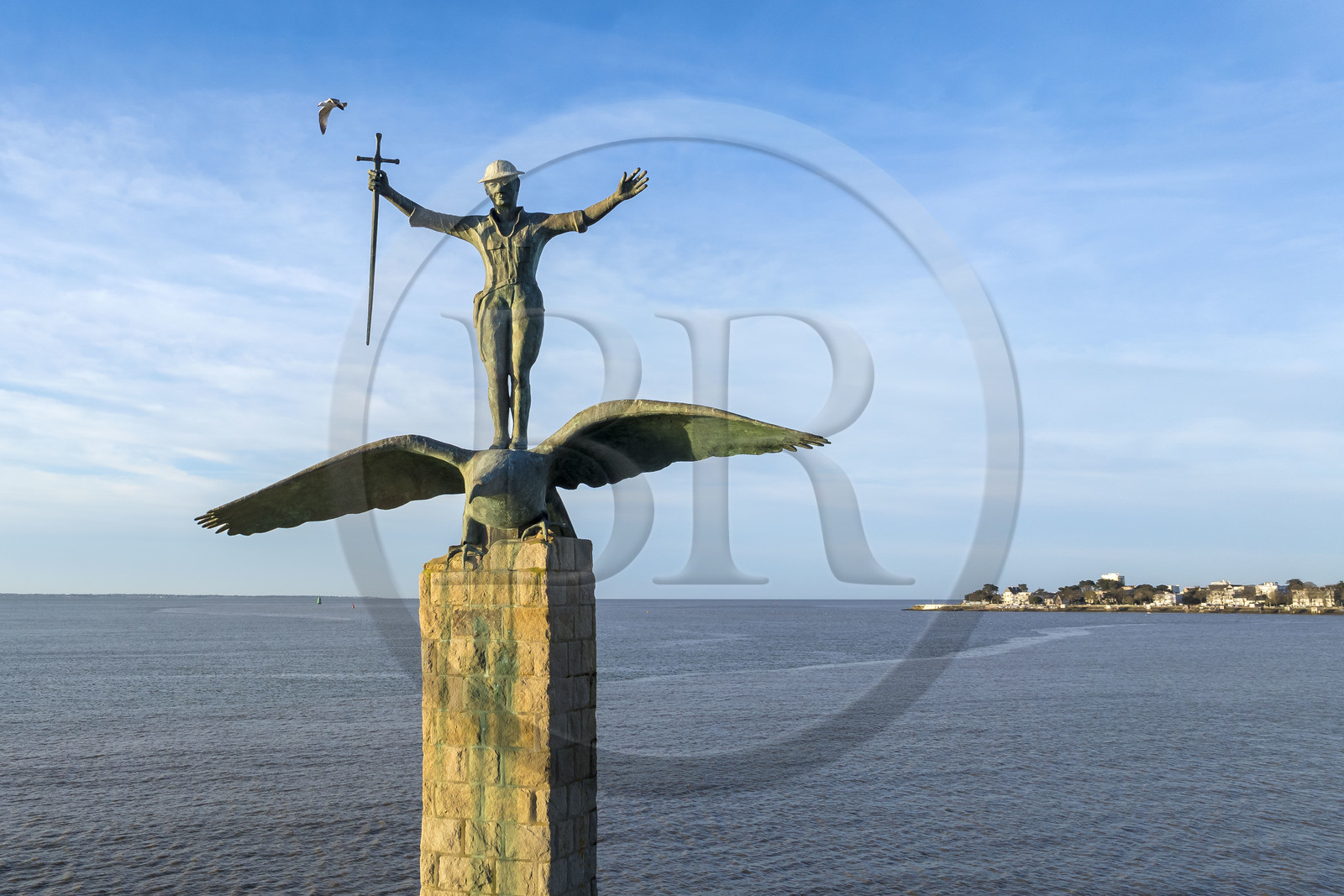 France, Loire-Atlantique (44), Estuaire de la Loire, Saint-Nazaire, la Grande plage, Monument Americain appelé Sammy édifié en mémoire du débarquement américain du 26 juin 1917 à Saint-Nazaire sur le front de mer (vue aérienne)