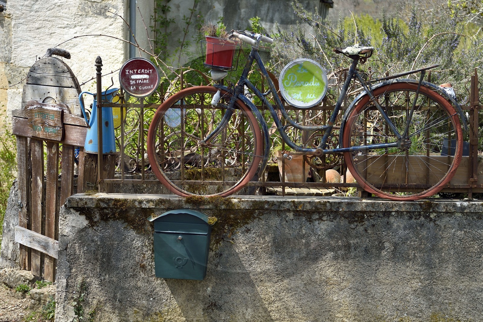 France, Dordogne, Perigord Vert, Villars, old bicycle decorating the fence of a house