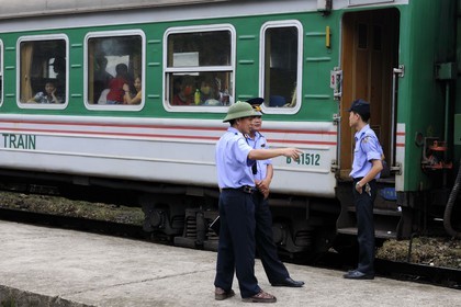 Vietnam, train de jour de Lao Cai à Hanoï, gare de Yen Bai, contrôleurs
