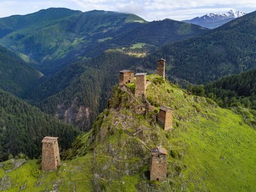 Géorgie, Kakheti, region de Touchétie, Omalo, la forteresse de Keselo à Zemo (haut) Omalo a servi de refuge aux habitants en temps de guerre, tours fortifiées médiévales (vue aérienne)