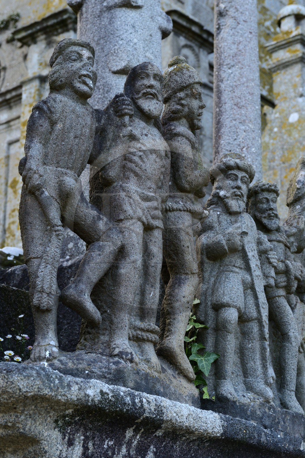 France, Finistère (29), étape sur le chemin de Saint Jacques de Compostelle, Saint-Thegonnec, le calvaire devant l'église dans l'enclos paroissial