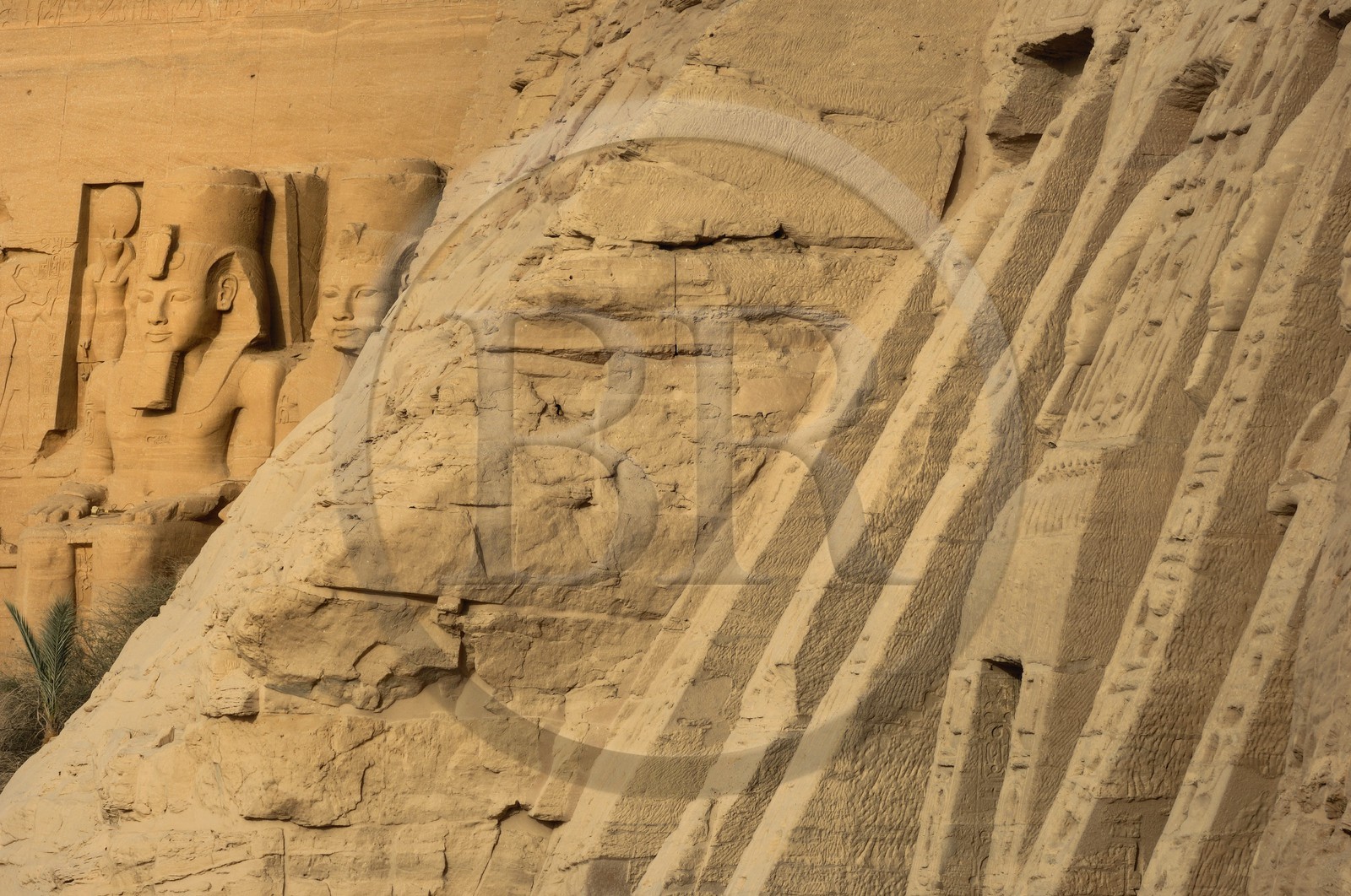 Egypte, Haute Egypte, Nubie, Abou Simbel, site classé Patrimoine Mondial de l'UNESCO, le temple de Ramsès II en arrière plan et le temple de Nefertari dédié à la déesse Hathor à droite