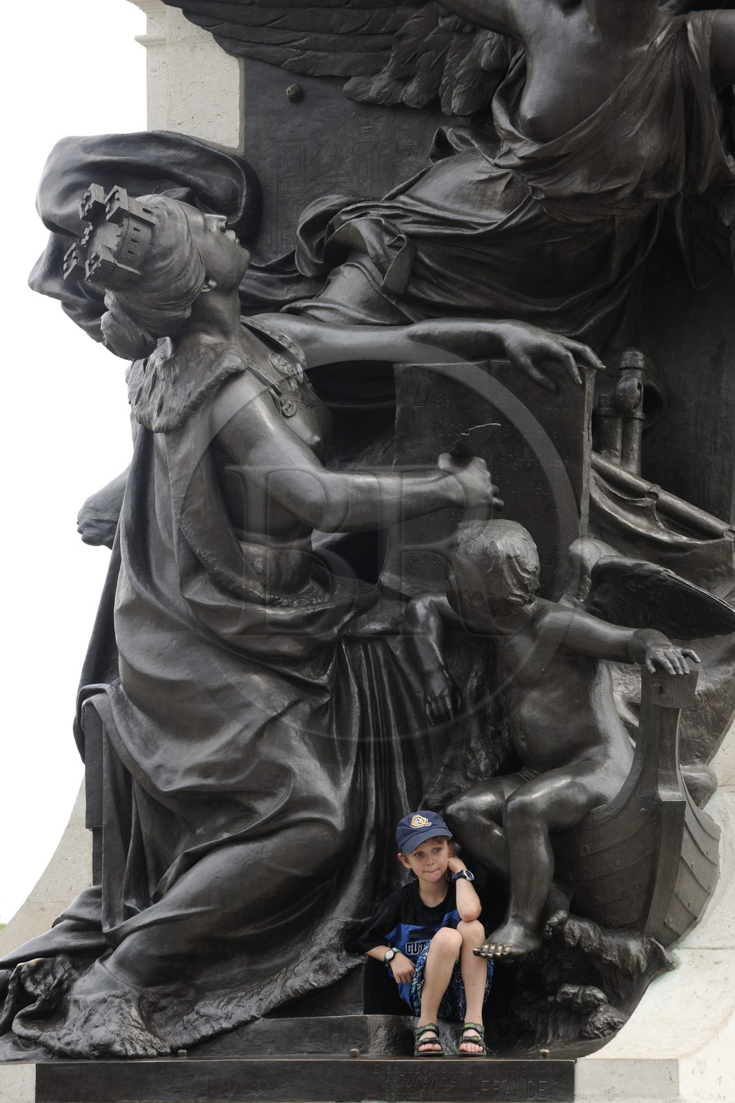 Canada, province de Québec, ville de Québec, Vieux-Québec classé Patrimoine Mondial de l' UNESCO, terrasse Dufferin , enfant sous la statue de Samuel de Champlain