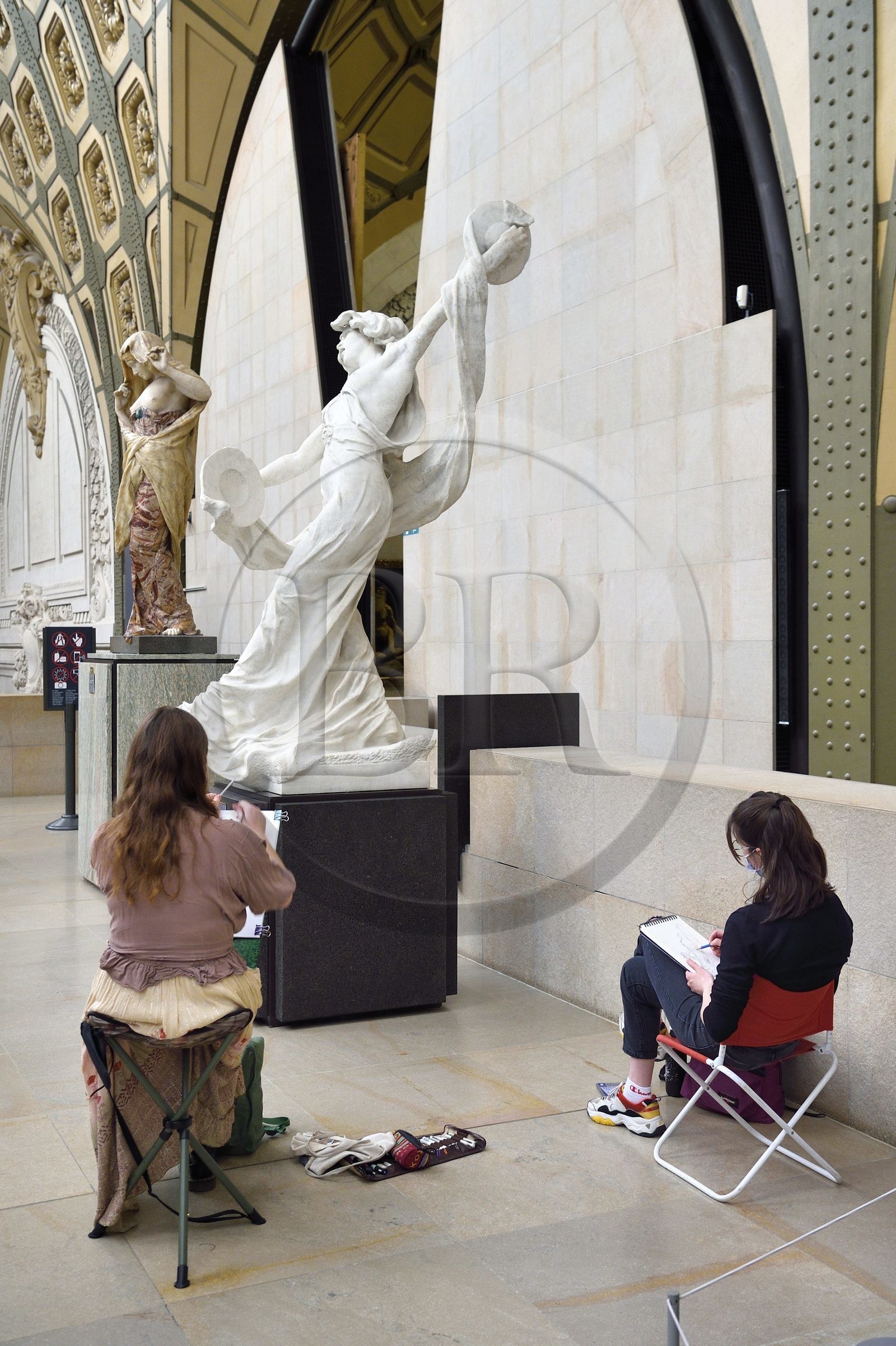 France, Paris (75), le musée d'Orsay, étudiantes des Beaux-Arts en cession de dessin