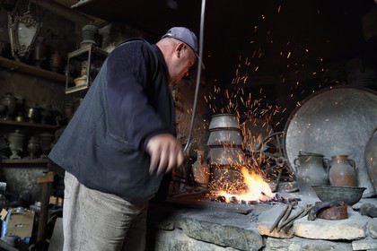 Azerbaïdjan, région de Ismailli, Lahij (Lahic), l'artisan Kableyi, huitième génération de forgeron spécialisé dans le cuivre