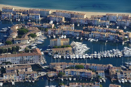 France, Var (83), golfe de Saint-Tropez, la cité lacustre de Port-Grimaud (vue aérienne)