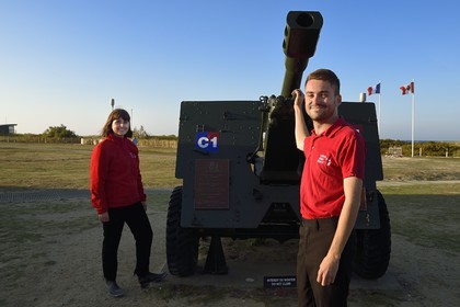 France, Calvados (14), Courseulles-sur-Mer, Centre Juno Beach, Leigh Hunter et Bruno Gilbert-Samson, jeunes Canadiens volontaires qui animent le musée consacré au role du Canada lors de la Seconde Guerre Mondiale