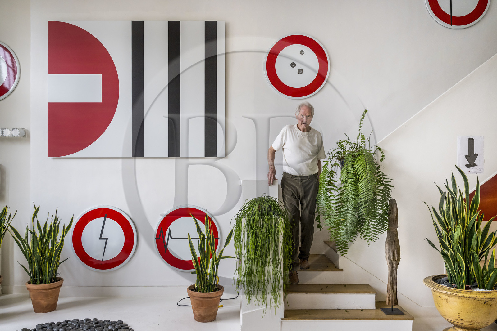 France, Paris (75), l'artiste plasticien Jean-Pierre Raynaud dans son appartement atelier