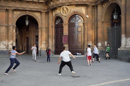 Italie, Sicile, Catane, ville baroque classée au Patrimoine Mondial de l'UNESCO, enfants jouant au football devant le Teatro Massimo Vincenzo Bellini qui est la principale salle d'opéra de Catane