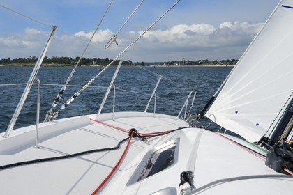 France, Finistère (29),  Bénodet, Anse du Trez, arrivée du voilier sur l'estuaire de l'Odet, le voilier Pogo 10.50