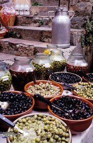 France, Var (83), Saint-Tropez, étale du marché sur la place aux herbes