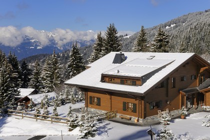 Suisse, Canton de Vaud, Villars sur Ollon, chalet sous la neige