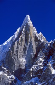France, Haute-Savoie (74), vallée de Chamonix, la Mer de glace dans la Vallée Blanche, Mont-Blanc, l' Aiguille du dru au sommet de l' Aiguille verte