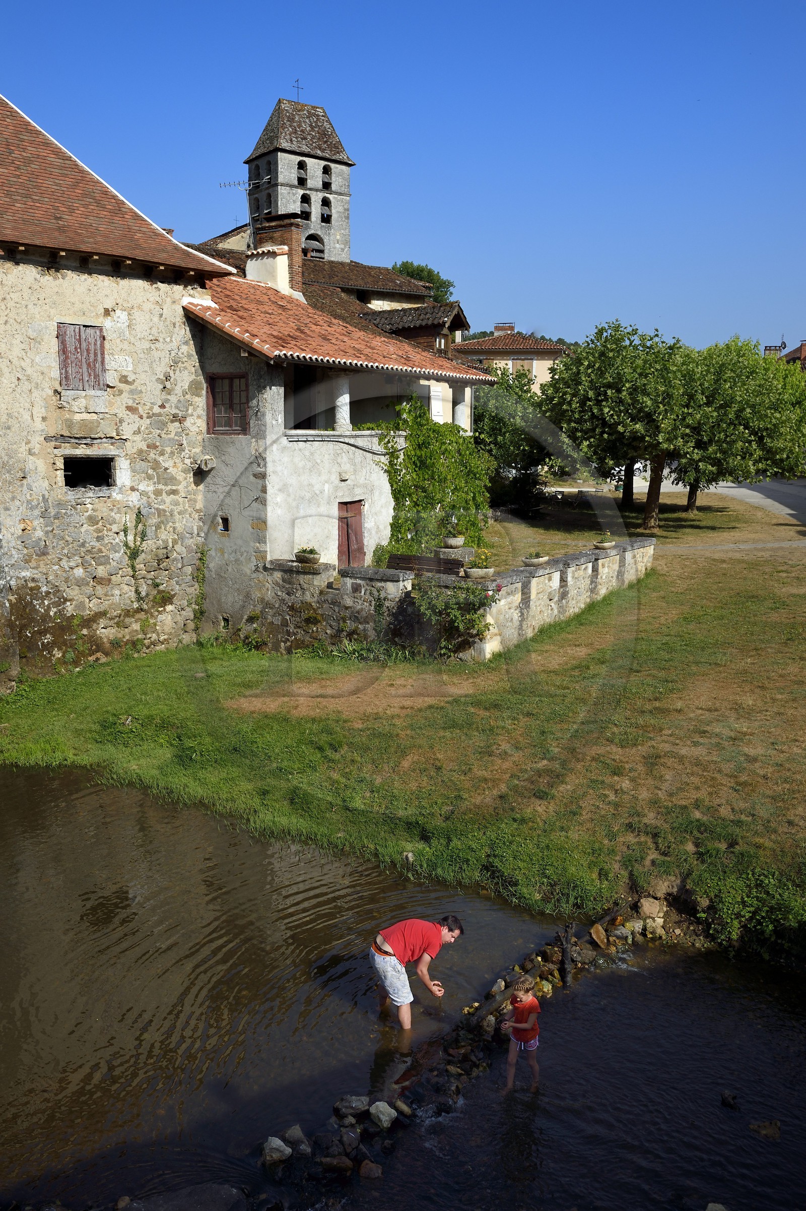 France, Dordogne (24), Périgord Vert, Saint-Jean-de-Côle, labellisé Les Plus Beaux Villages de France, le village et le clocher de l'église Saint-Jean-Baptiste