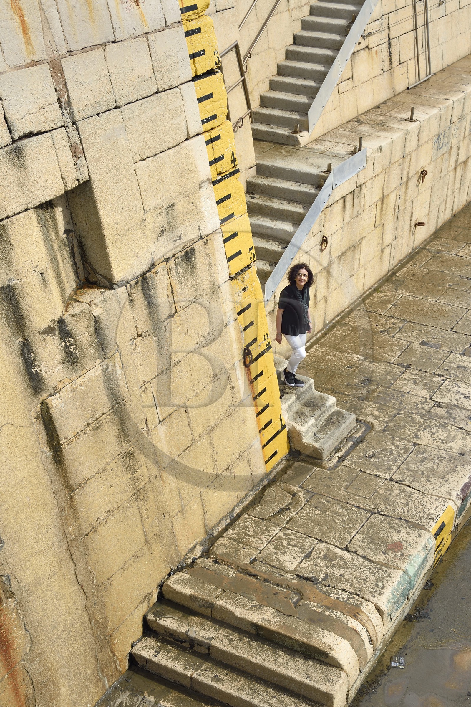 France, Var (83), Toulon, la base navale (Arsenal), darse Vauban, bassin de radoub dit petit bassin Vauban construit selon les plans de l'ingénieur Antoine Groignard, l'administrateur et conservateur du musée national de la Marine Cristina Baron