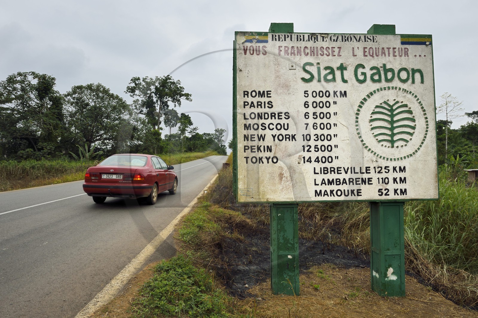 Gabon, Province de l'Estuaire, la panneau marquant la ligne de l'équateur sur la Route National 1 à quelque 125 km au sud-est de Libreville