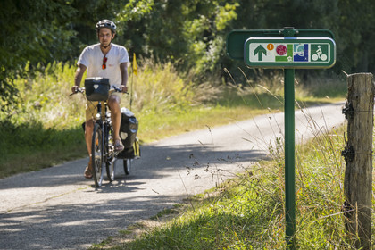 France, Maine-et-Loire (49), vallée de la Loire classée au Patrimoine Mondial par l'UNESCO, Saumur vers Saint-Hilaire, panneau de signalisation de La Loire à Vélo