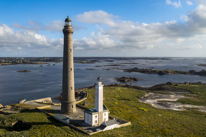 France, Finistère (29), Pays des Abers, Ile Vierge dans l'archipel de Lilia, le phare de l'Ile Vierge, le plus haut phare d'Europe avec 82,5 mètres, et l'ancien phare de 1845 (vue aérienne)