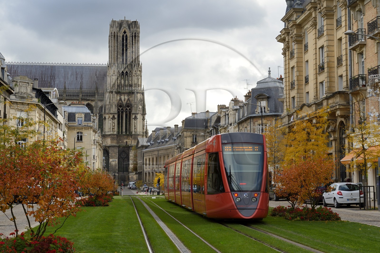 France, Marne (51), Reims, la cathédrale Notre-Dame de Reims, classée Patrimoine Mondial de l'UNESCO, le tramway dans le cours Jean Baptiste Langlet
