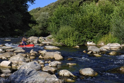 France, Herault, Orb valley, kayaking the river Orb at the moulin de Travassac next to Mons la Trivalle, Sylvain Cathala from Ateliers Rivière Randonnees