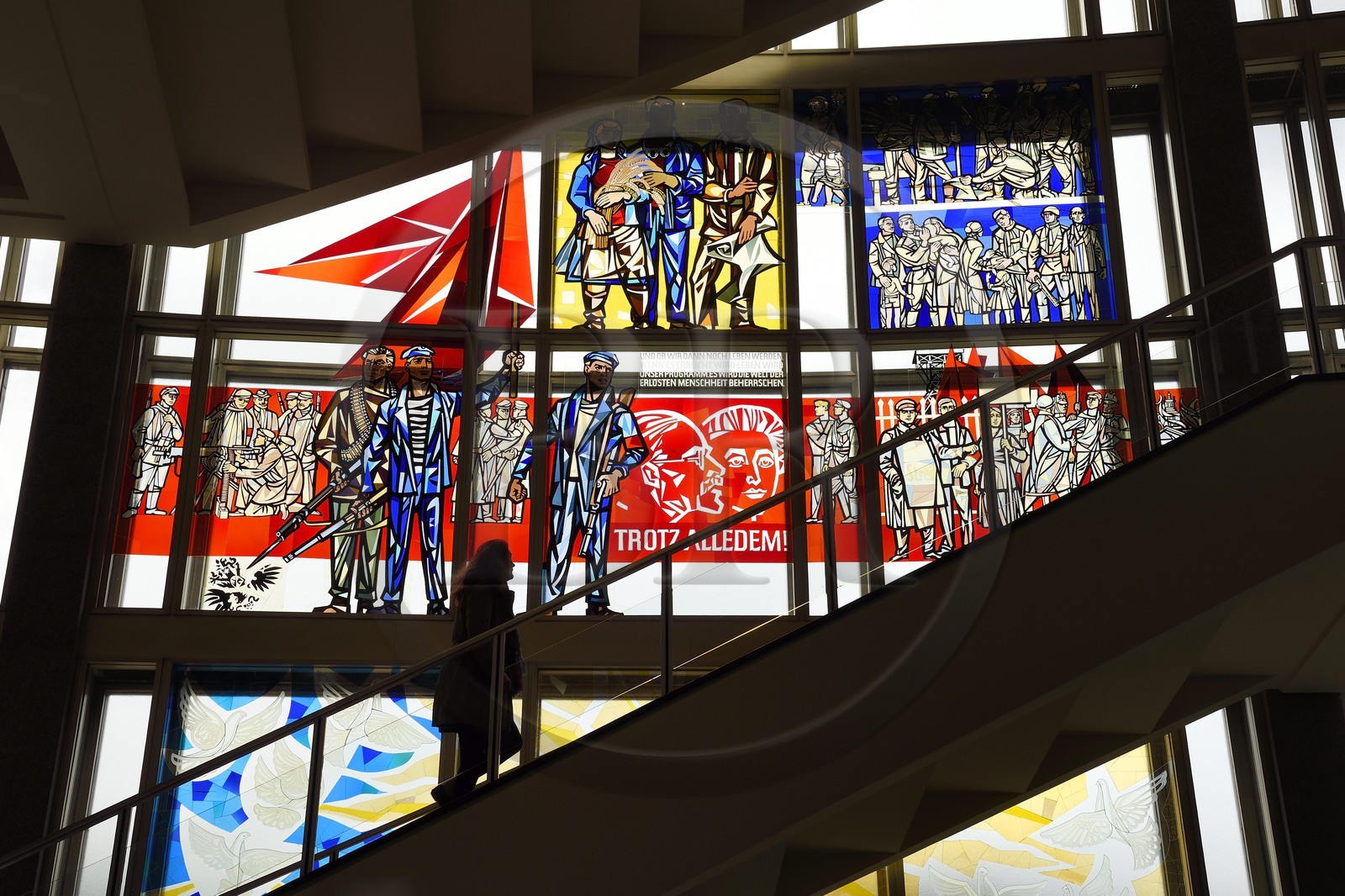 Allemagne, Berlin, vitrail de l'histoire du mouvement ouvrier allemand par Walter Womackas dans le Staatsratsgebäude (Batiment du Conseil d'État de l'ex-République démocratique allemande), aujourd'hui ses locaux sont occupés par ESMT European School of Management and Technology
