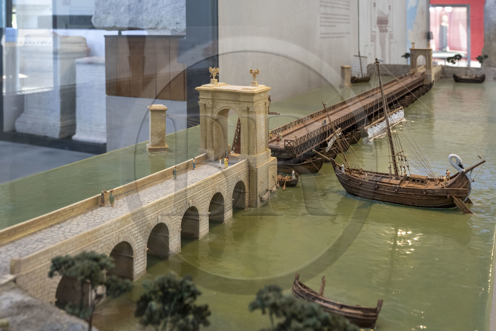 France, Bouches-du-Rhône (13), Arles, musée départemental Arles antique, maquette de la restitution du Pont de Bateau permanent à l'époque romaine