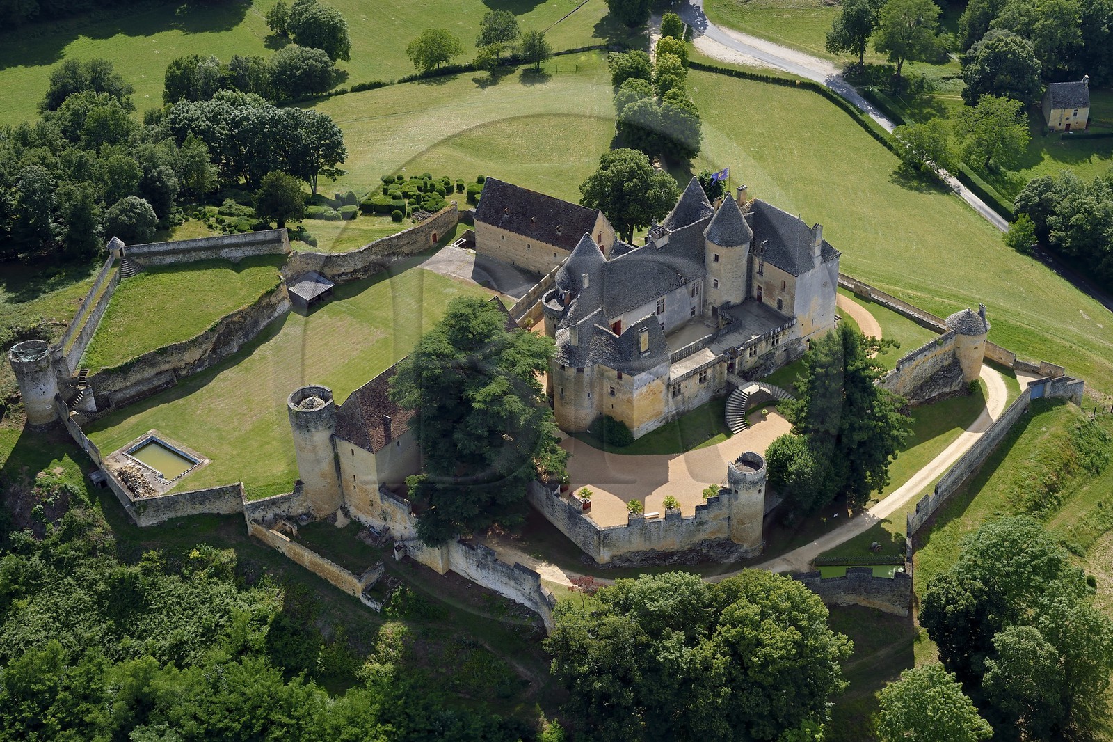 France, Dordogne (24), Périgord Noir, vallée de la Dordogne, Sainte-Mondane, le chateau de Fénelon (vue aérienne)