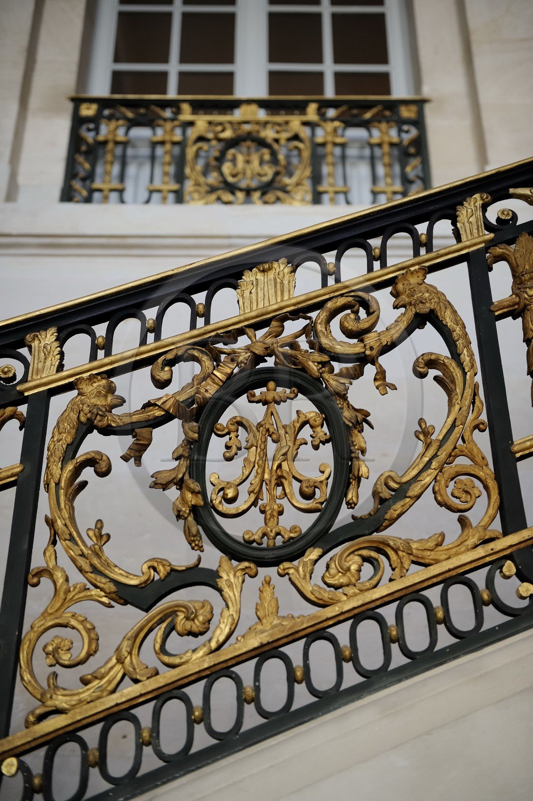 France, Yvelines (78), château de Versailles, classé Patrimoine Mondial de l'UNESCO, le domaine de Marie-Antoinette, le Petit Trianon, le grand escalier de pierre avec sa rampe en fer forgé porte le chiffre de Marie-Antoinette
