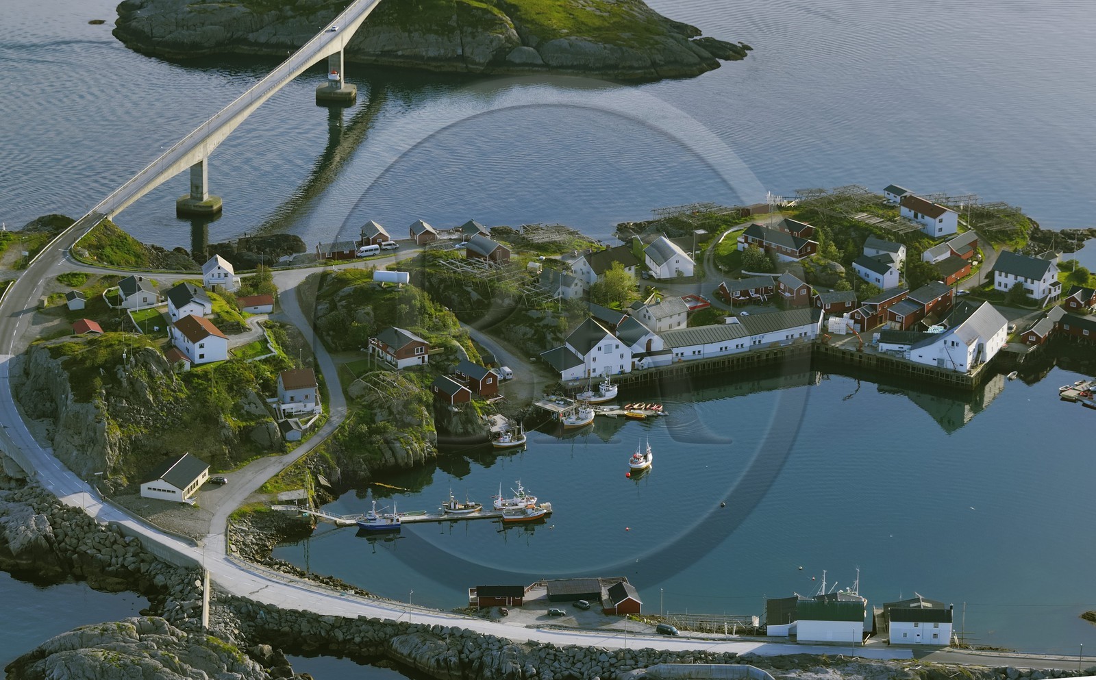 Norvège, Nordland, Iles Lofoten, Ile de Moskenes, un des nombreux ponts, ici reliant Hamnoy à Reine (vue aérienne)