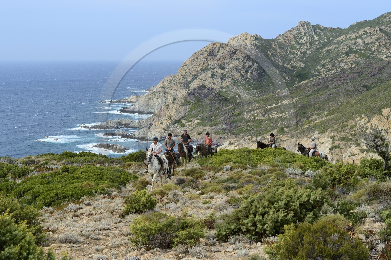 France, Haute-Corse (2B), Nebbio, Punta di l’Acciolu (Acciola), cavaliers en randonnée dans le désert des Agriates