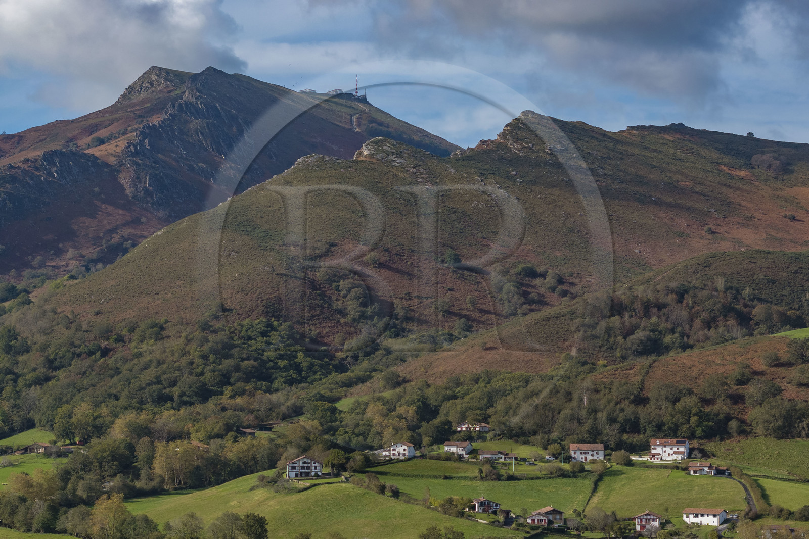 France, Pyrénées-Atlantiques (64), Pays-Basque, Sare, labellisé Les Plus Beaux Villages de France, et la montagne de La Rhune en arrière plan (vue aérienne)