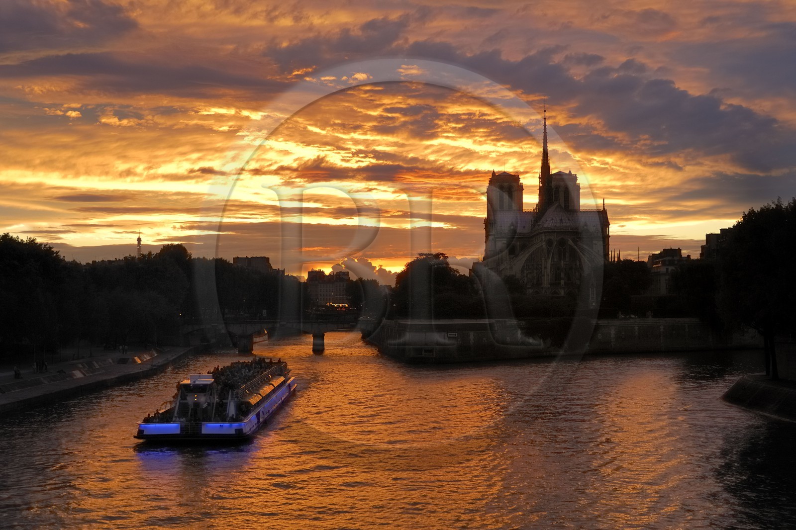 France, Paris (75), les rives de la Seine, classées Patrimoine Mondial de l'UNESCO, un bateau mouche devant la cathédrale Notre-Dame au soleil couchant