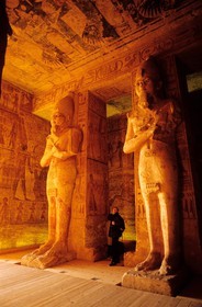 Egypte, Nubie, Abou Simbel, site classé Patrimoine Mondial de l' UNESCO, temple de Ramsès II, piliers osiriaques à l'effigie de Ramsès II soutenant le Pronaos (salle hypostyle)