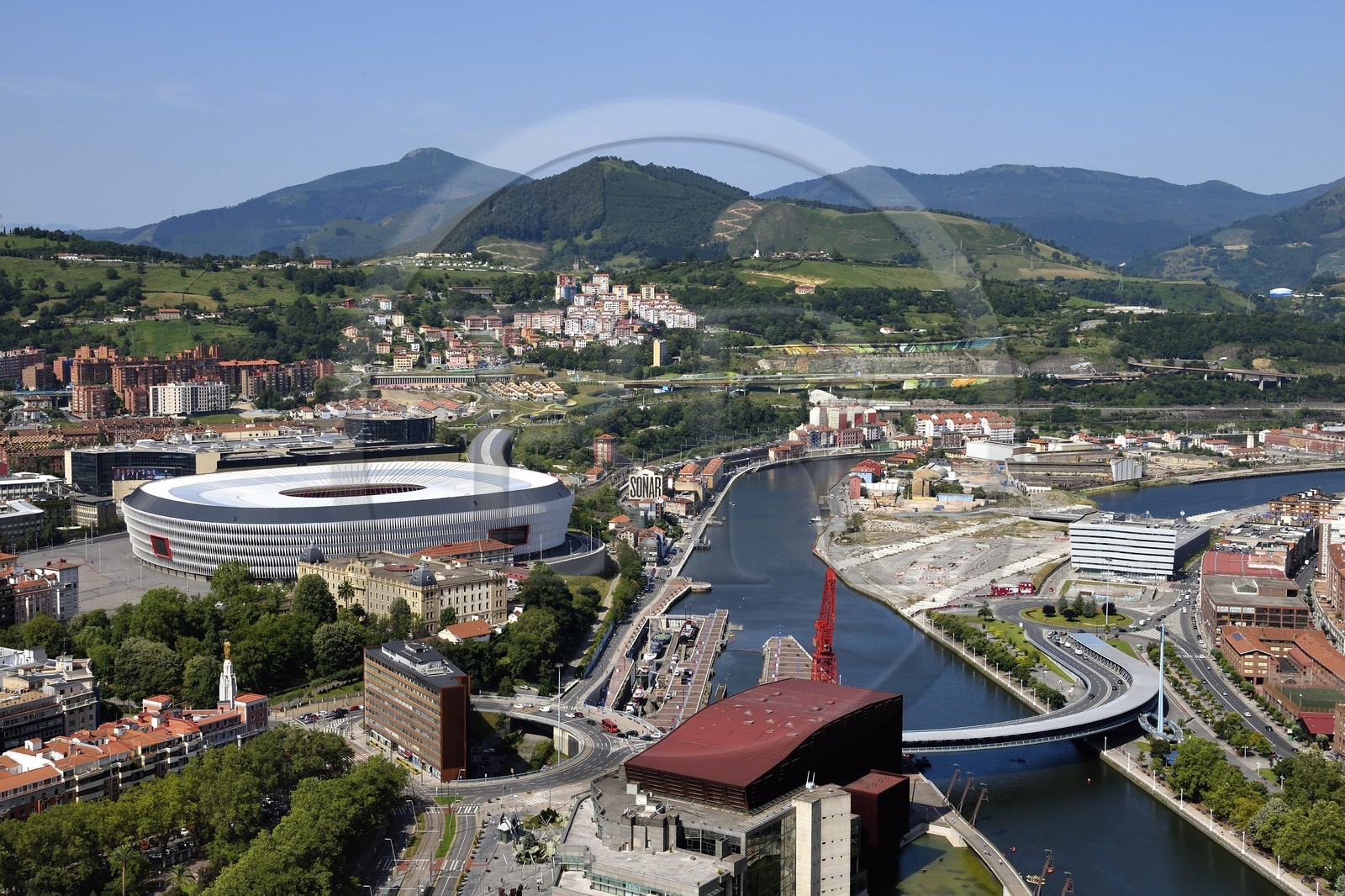 Espagne, Pays basque espagnol, Biscaye, Bilbao, le Stade San Mamés (2013) par l'architecte Norman Foster et le Palais Euskalduna (Palais des Congrès et de la Musique) à droite en bordure du Ria de Bilbao