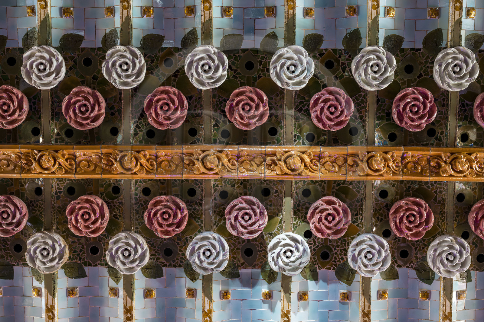 Espagne, Catalogne, Barcelone, Palau de la Musica Catalana (palais de la musique catalane), salle de concert dessinée par l'architecte du modernisme catalan Lluis Domènech i Montaner, site classé au Patrimoine Mondial de l'UNESCO, plafonds décorés avec des roses rouges et blanches en céramique