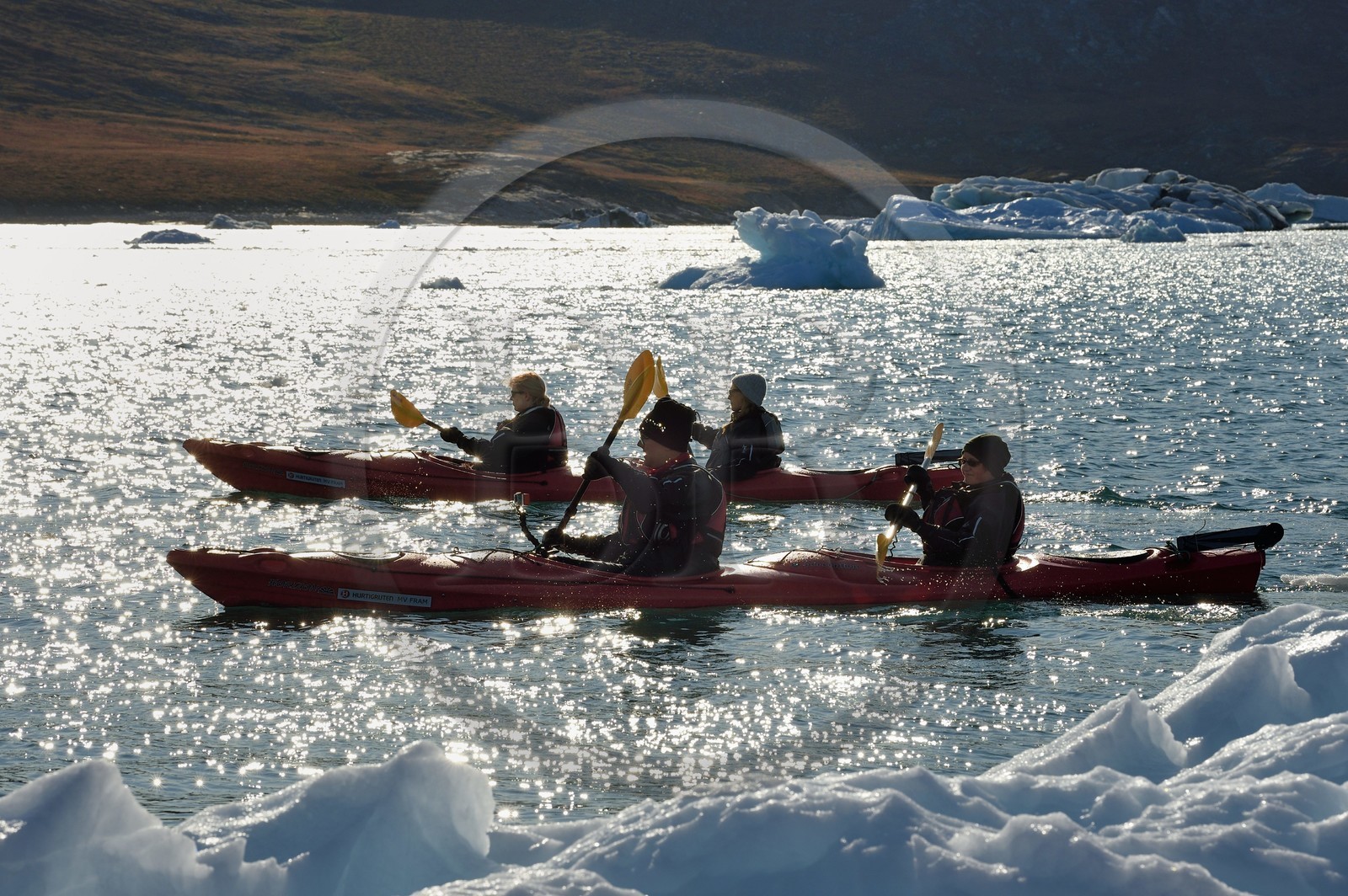 Groenland, cote ouest, baie de Disko, baie de Quervain, kayaks progressant au milieu des icebergs