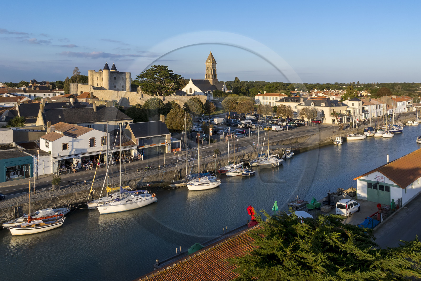 France, Vendée (85), Ile de Noirmoutier, Noirmoutier-en-l'Ile, port d'échouage dans l'Etier du Moulin, le château médiéval et l'église Saint-Philbert en arrière plan (vue aérienne)
