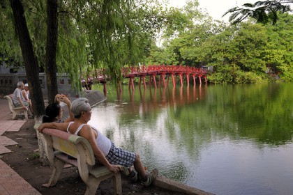 Vietnam, Hanoï, vieille ville, lac Hoan Kiem appelé le petit lac ou lac de l'épée restituée, temple Ngoc Son (de la montagne de jade) et le pont Thê Huc