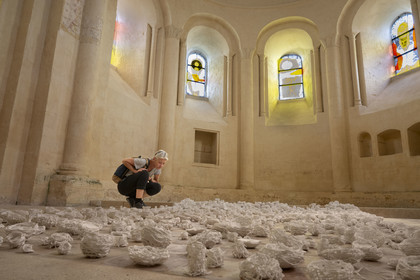 France, Charente-Maritime (17), l'ancien prieuré Saint-Jean-l'Evangéliste de Trizay appelé abbaye de Trizay abrite un centre d'art contemporain, vitraux de Richard Texier